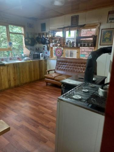 Il comprend une cuisine équipée d'une cuisinière et un salon. dans l'établissement Isaac house, à Puerto Natales