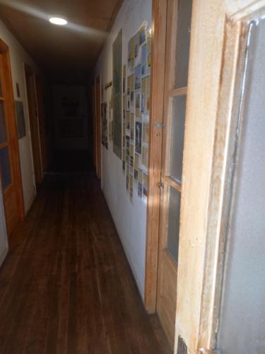 un pasillo de una casa con una puerta y un pasillo en Isaac house en Puerto Natales