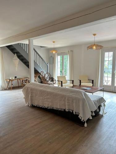 une chambre avec un grand lit dans une pièce dans l'établissement La Belle Vie du Bassin, à Lanton