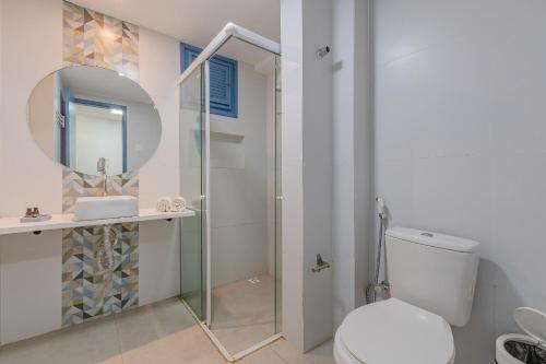 a bathroom with a toilet and a mirror at Pousada Katavento #Q2 - Suíte Dupla por Carpediem in Cumbuco