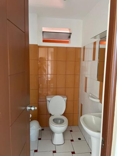 Baño pequeño con aseo y lavamanos en Habitación amoblada dentro de departamento amoblado tipo roommate, en Lima