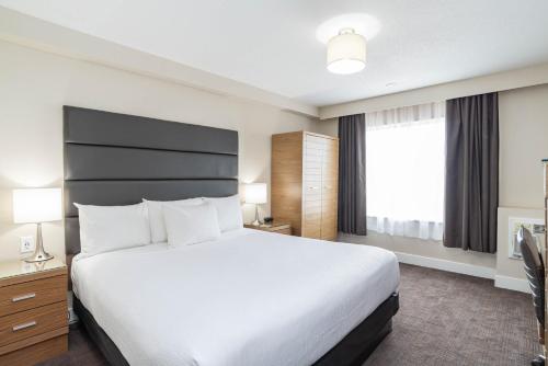 Postel nebo postele na pokoji v ubytování Sandman Hotel Grande Prairie