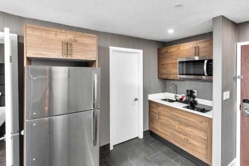 Kuchyň nebo kuchyňský kout v ubytování Sandman Hotel Grande Prairie