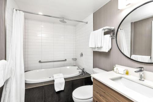 Koupelna v ubytování Sandman Hotel Grande Prairie