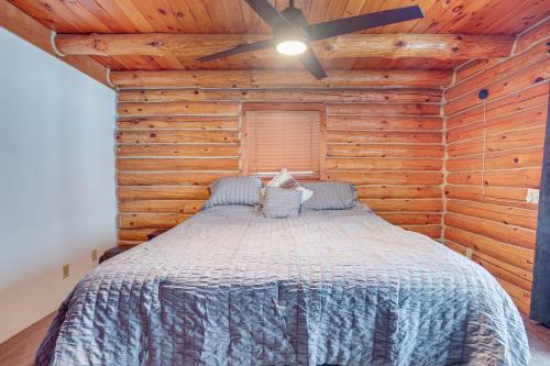 Ένα ή περισσότερα κρεβάτια σε δωμάτιο στο Rhinelander Waterfront Cabin with Deck and Fire Pit!