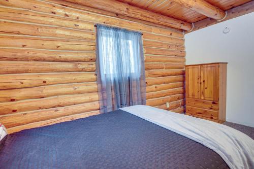 Ένα ή περισσότερα κρεβάτια σε δωμάτιο στο Rhinelander Waterfront Cabin with Deck and Fire Pit!