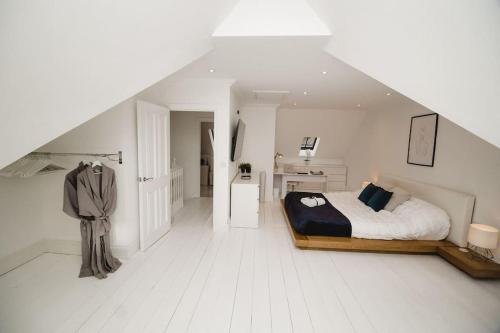 Un pat sau paturi într-o cameră la Brand New Stylish Three Story House!