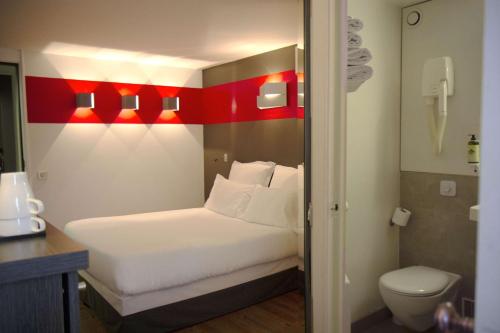une chambre d'hôtel avec un lit et des toilettes dans l'établissement Best Western The Hotel Versailles, à Buc