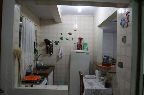 卡拉瓜塔圖巴的住宿－Recanto do Sossego，一间带水槽和冰箱的小厨房