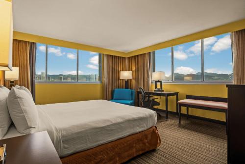 una camera d'albergo con letto, scrivania e finestra di Best Western The Plaza Hotel - Free Breakfast a Honolulu