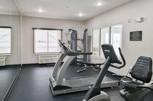 Fitness centrum a/nebo fitness zařízení v ubytování Sleep Inn & Suites Washington near Peoria