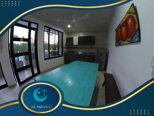 una cocina con una mesa azul en el medio de una habitación en Villa Campestre Numbana Melgar, en Melgar