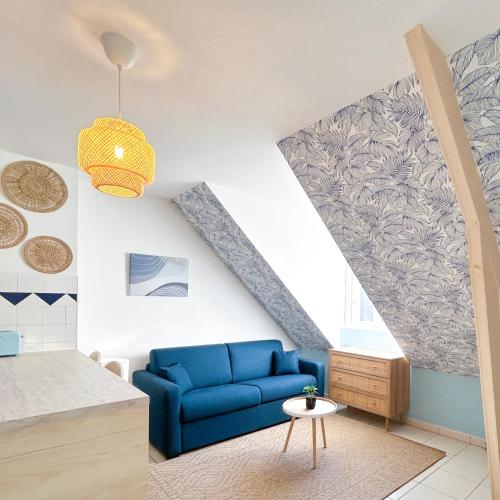 - un salon avec un canapé bleu et des escaliers dans l'établissement Cosy Loft Beauvais, à Beauvais
