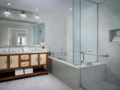 Un baño de Shore House at The Del, LXR Hotels & Resorts