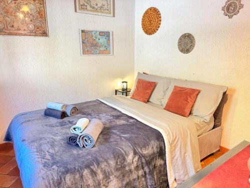 5 Min Giardini Hanbury, Pazzesca Vista sul Mare في فنتيميليا: غرفة نوم بسرير كبير عليها مخدات