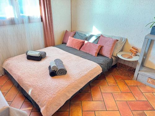 5 Min Giardini Hanbury, Pazzesca Vista sul Mare في فنتيميليا: غرفة نوم فيها سرير وعليها كاميرتان