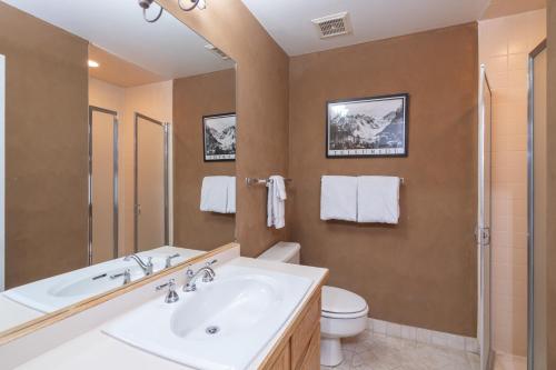 een badkamer met een wastafel en een toilet bij Cozy Condo steps to Coonskin lift in Telluride