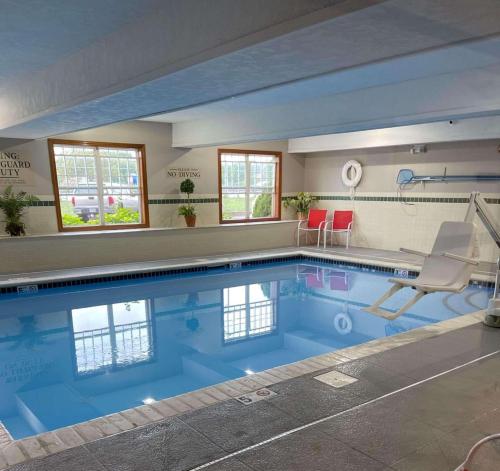 a large swimming pool in a hotel room at Country Inn & Suites by Radisson, Macedonia, OH in Macedonia