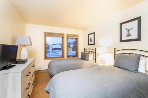 Ένα ή περισσότερα κρεβάτια σε δωμάτιο στο Ski-in Ski-Out Ground Floor Easy Access Ski Condo