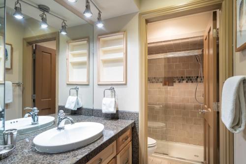 Ένα μπάνιο στο Ski-in Ski-Out Ground Floor Easy Access Ski Condo