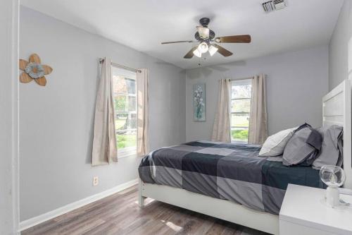 1 dormitorio con 1 cama y ventilador de techo en Cozy & Quiet Lafayette Home, en Lafayette
