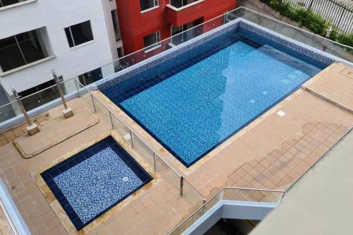 an overhead view of a swimming pool on top of a building at Apartamento central in Manizales
