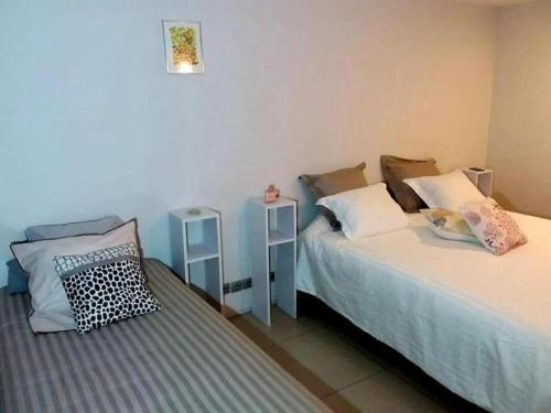 Cama o camas de una habitación en Le Palace climatisé au centre-ville - Piscine - Proximité Plage et Espagne