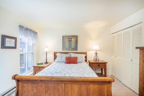 Ένα ή περισσότερα κρεβάτια σε δωμάτιο στο Cozy two bedroom in the middle of it all!