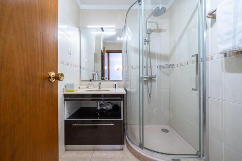 uma casa de banho com um chuveiro, um lavatório e um chuveiro em Mexico I em Cambrils