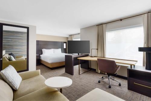 哈姆登的住宿－Residence Inn by Marriott New Haven Hamden，酒店客房配有一张床、一张沙发和一张书桌。