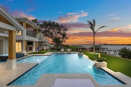 una gran piscina frente a una casa en Infinity Pool Paradise I Luxe Waterfront Living, en Edgewater
