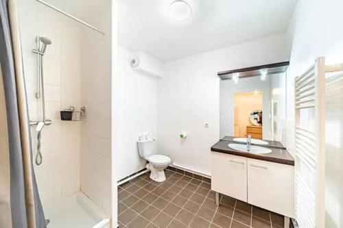 une salle de bain avec toilettes, lavabo et douche dans l'établissement Joli T2 avec garage gratuit et balcon, à Villeurbanne