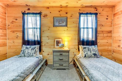 duas camas num chalé com duas janelas em Rustic Mount Perry Cabin Near Fishing Pond and Farm em Mount Perry