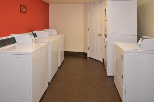 uma fila de máquinas de lavar e secar num quarto em Candlewood Suites St Louis St Charles, an IHG Hotel em St. Charles
