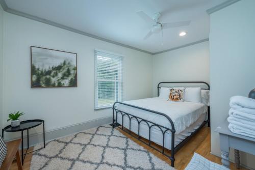 ein Schlafzimmer mit einem Bett und einem Fenster in der Unterkunft Peach & Pine Cottage in Black Mountain
