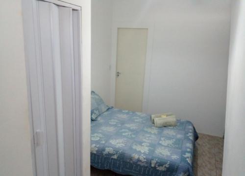 En eller flere senge i et værelse på Suite Guarujá
