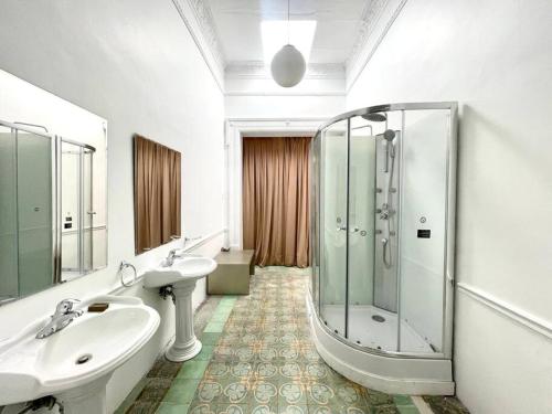 uma casa de banho com uma cabina de duche em vidro e um lavatório. em Casa Santa María la Ribera em Cidade do México