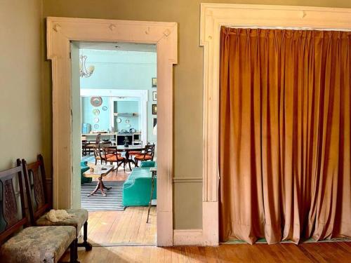 ein Wohnzimmer mit einer offenen Tür zu einem Esszimmer in der Unterkunft Casa Santa María la Ribera in Mexiko-Stadt