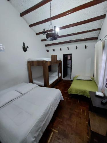 um quarto com uma cama e uma secretária e uma cama sidx sidx em Hotel Salamandra Tunja em Tunja