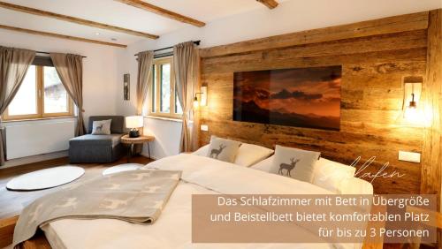 une chambre d'hôtel avec un lit et un grand mur dans l'établissement Eichen-Chalet, à Winkl