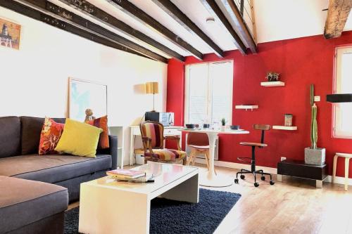南特的住宿－Le Tripode-Hypercentre au calme et atypique，客厅配有沙发和桌子