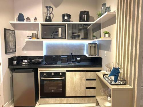 サンパウロにある205 Flat/Studio Elegance Jardins- Cozinha Completaのキッチン(コンロ、電子レンジ付)