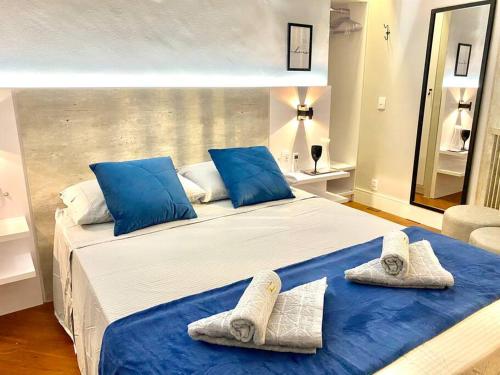 サンパウロにある205 Flat/Studio Elegance Jardins- Cozinha Completaのベッドルーム(青い枕の大型ベッド1台付)