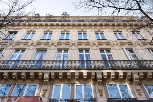 un bâtiment avec un balcon sur le côté dans l'établissement Modern and elegant 1BD Apartment near Montmartre, à Paris