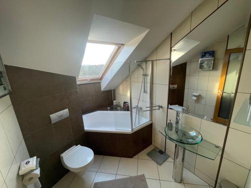 Ένα μπάνιο στο Apartments with parking space Karlovac - 22056