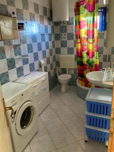 Apartments with parking space Lokva Rogoznica, Omis - 22069