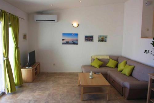 Apartments with parking space Lokva Rogoznica, Omis - 22069