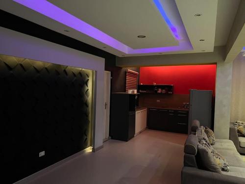 Kuchyň nebo kuchyňský kout v ubytování شقـة فندقيـة بحديقـة خـاصة - كـمبوند روضـة زايـد