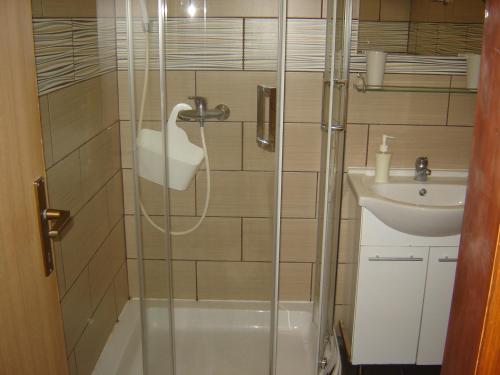 Ένα μπάνιο στο Rooms with a parking space Cres - 22305