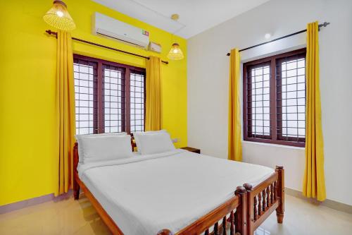 Una cama o camas en una habitación de Collection O Prashant Stays
